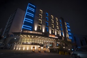 Front of property - evening/night - La Casa Hotel Amman (Amman)