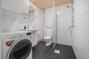 Studio | Bathroom | Shower, hair dryer, towels, soap - Kotimaailma Helsinki Keltasafiirinpolku 3 (Vantaa)