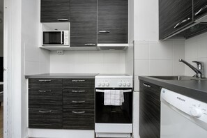 Studio, Balcony | Private kitchen | Full-size fridge, microwave, oven, stovetop