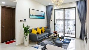 Apartment with Balcony | Khu phòng khách