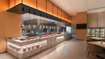 Daily buffet breakfast (CNY 88 per person)