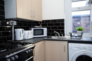 House, 3 Bedrooms | Private kitchen | Microwave, oven, stovetop, electric kettle
