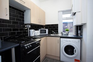 House, 3 Bedrooms | Private kitchen - Salford House (Salford)