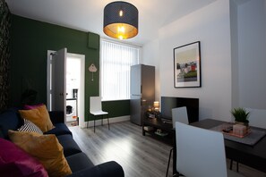 House, 3 Bedrooms | Living room | Flat-screen TV
