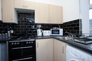 House, 3 Bedrooms | Private kitchen - Salford House (Salford)