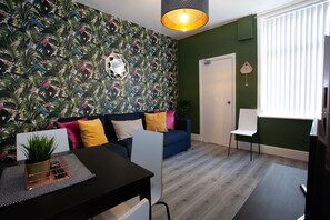 House, 3 Bedrooms | Living room - Salford House (Salford)