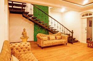 43-英寸LED 电视（配备有线频道）