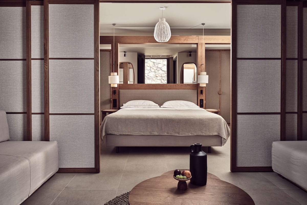 family suite, sea view | minibar, in-room safe, individually decorated, individually furnished