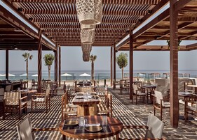 4 restaurantes, se sirve desayuno, cocina local e internacional 