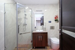 Doccia, asciugacapelli, asciugamani, carta igienica