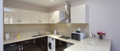 Kühlschrank, Mikrowelle, Wasserkocher mit Kaffee-/Teezubehör