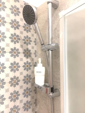 Regadera, secadora de cabello, bidet, toallas
