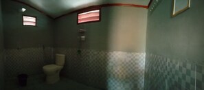 Shower, towels - Losmen Anugrah (Sipura Island)
