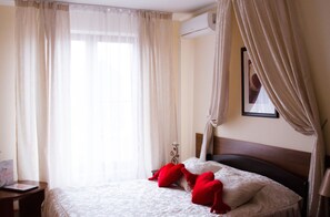 Honeymoon Double Room | Desk, iron/ironing board, cots/infant beds, rollaway beds - Guest house Bremen (Moscow)
