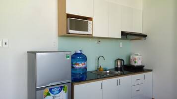 Luxury Studio | Private kitchen | Fridge, microwave, electric kettle, cookware/dishes/utensils