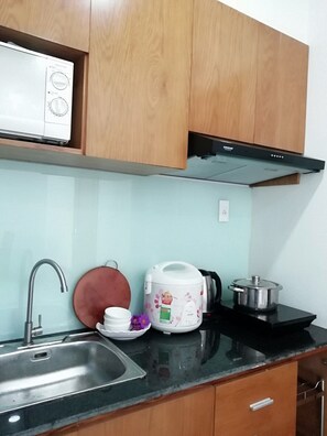 Luxury Double Room | Private kitchen | Fridge, microwave, electric kettle, cookware/dishes/utensils - Diamond Apartment (Da Nang)