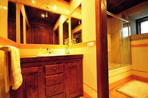Bañera, secador de pelo y toallas