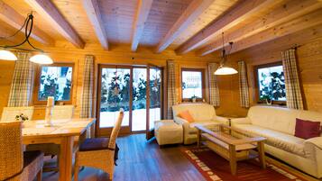 Chalet Comfort | Area keluarga | TV layar datar, pemutar DVD, foosball, dan meja tenis meja