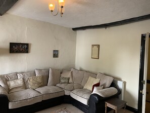 Captain's Flat | Living room | 32-inch flat-screen TV with digital channels, TV - Captain's Flat (Pershore)