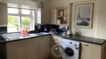 Apartemen | Dapur pribadi | Lemari es, microwave, oven, dan ketel listrik