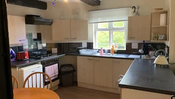 Apartemen | Dapur pribadi | Lemari es, microwave, oven, dan ketel listrik