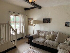 Captain's Flat | Living area | 32-inch flat-screen TV with digital channels, TV - Captain's Flat (Pershore)