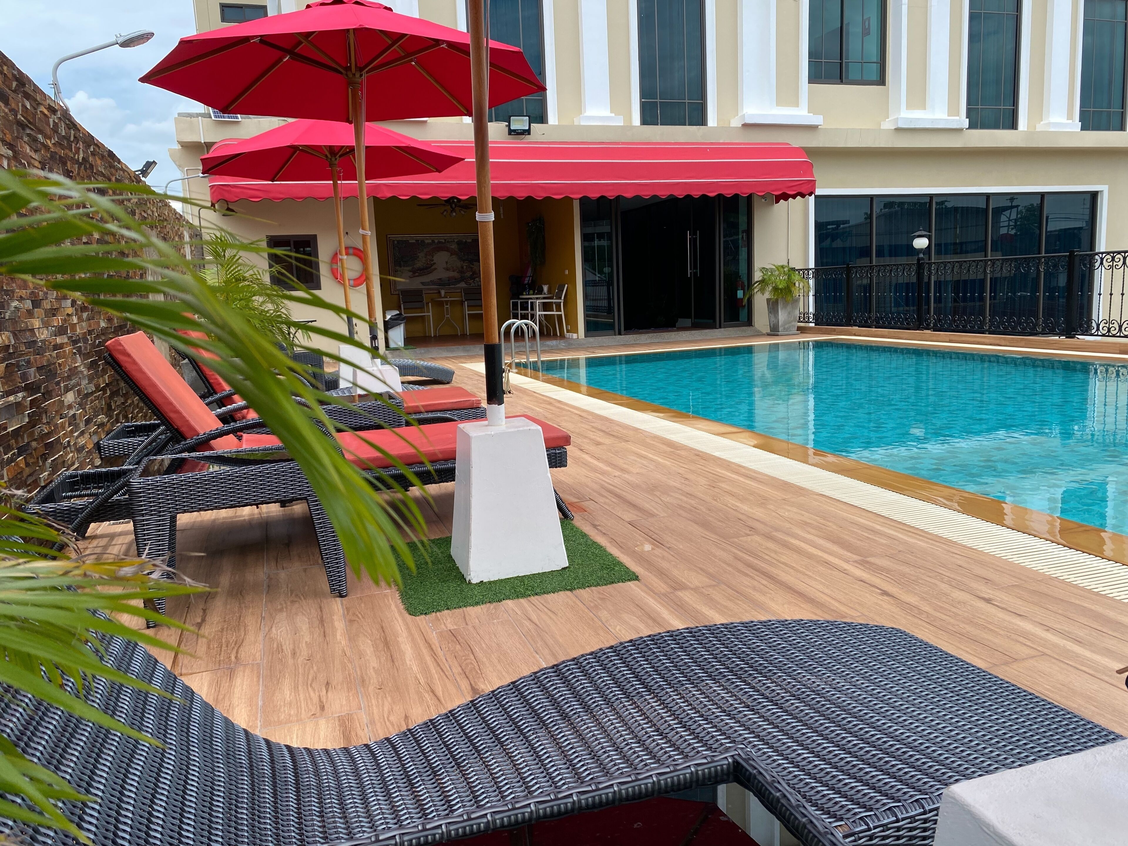 outdoor pool, open 10:00 am to 6:00 pm, pool umbrellas, pool loungers