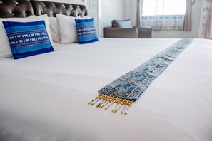 Deluxe King Bed | เครื่องนอนป้องกันสารก่อภูมิแพ้, ตู้นิรภัยในห้องพัก