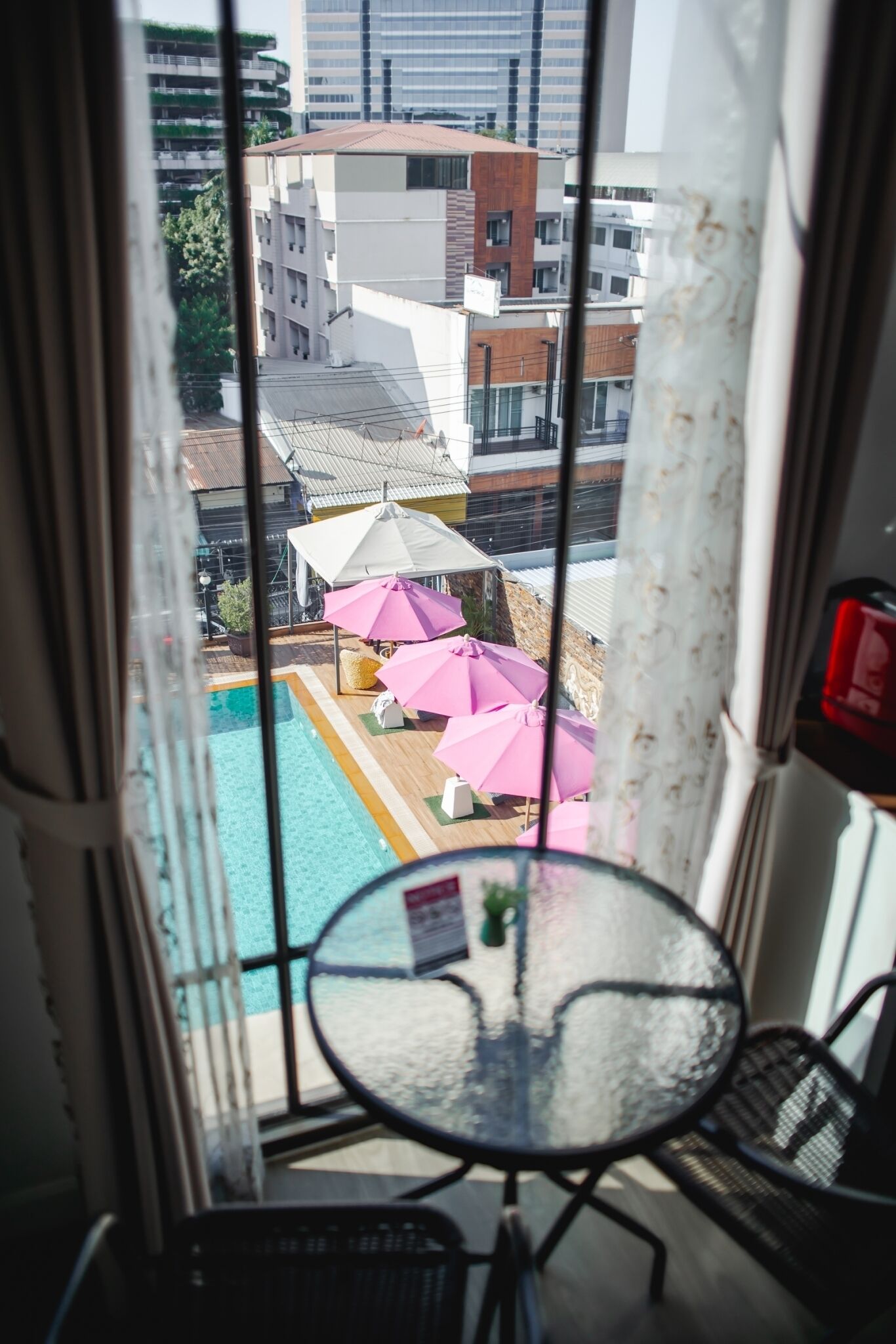 Deluxe kamer | Hypoallergeen beddengoed, een kluis op de kamer, individueel gedecoreerd