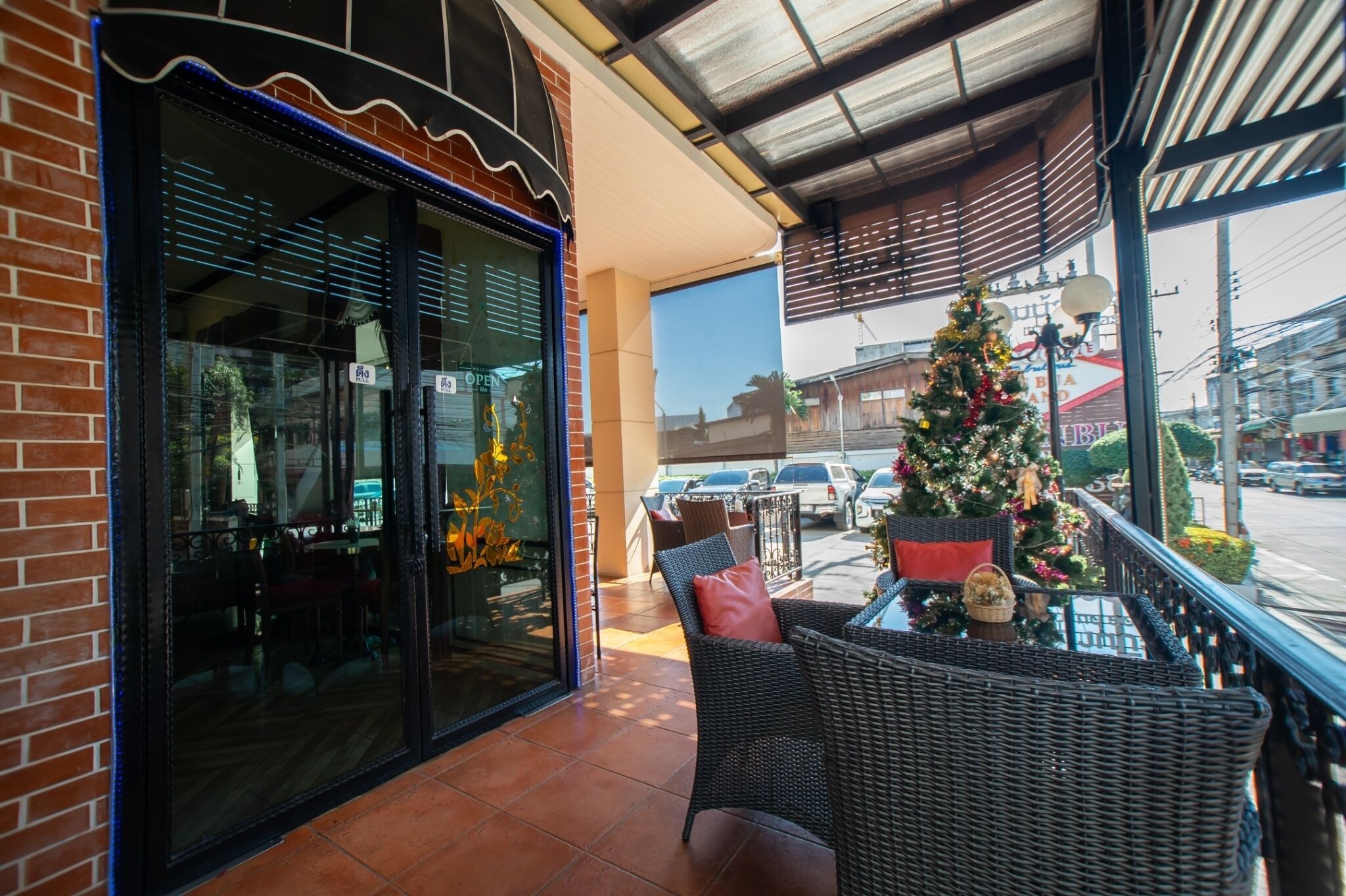 朝食、ランチ、ブランチに営業 (郷土料理と各国料理)