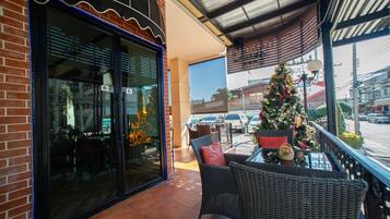 Breakfast, lunch, brunch served; local and international cuisine