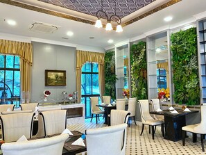 Breakfast, lunch, brunch served; local and international cuisine  - Banbua Grand Udon (Udon Thani)