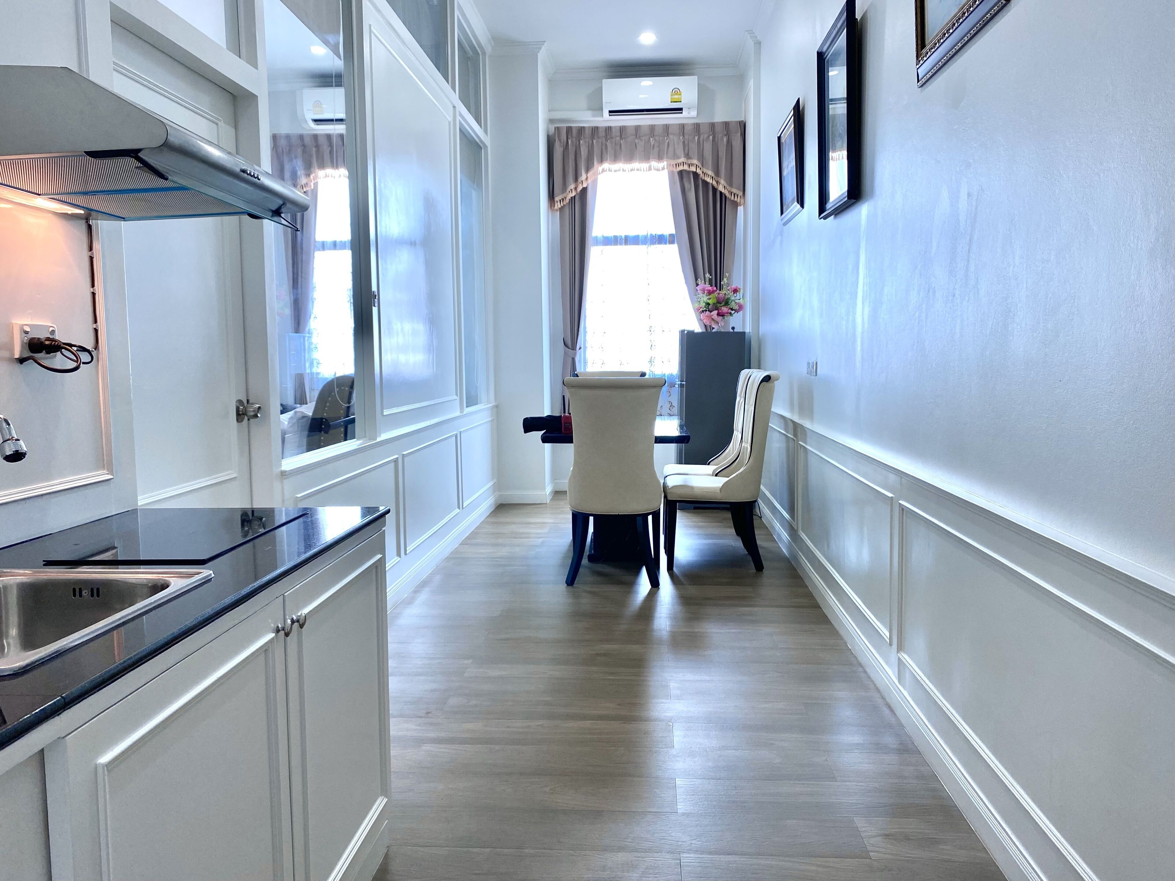 deluxe double room | dining room