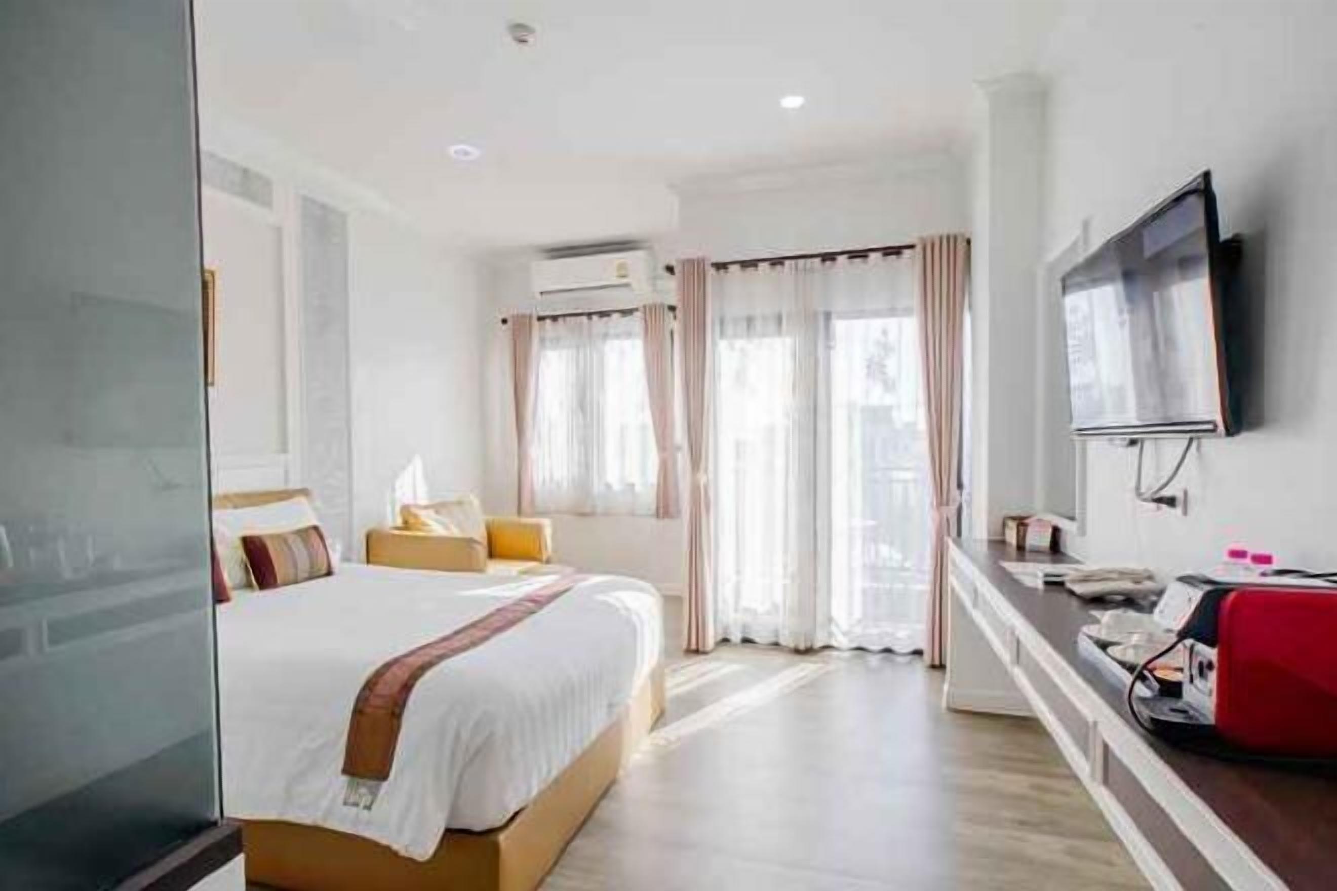 Hypo-allergenic bedding, in-room safe, individually decorated