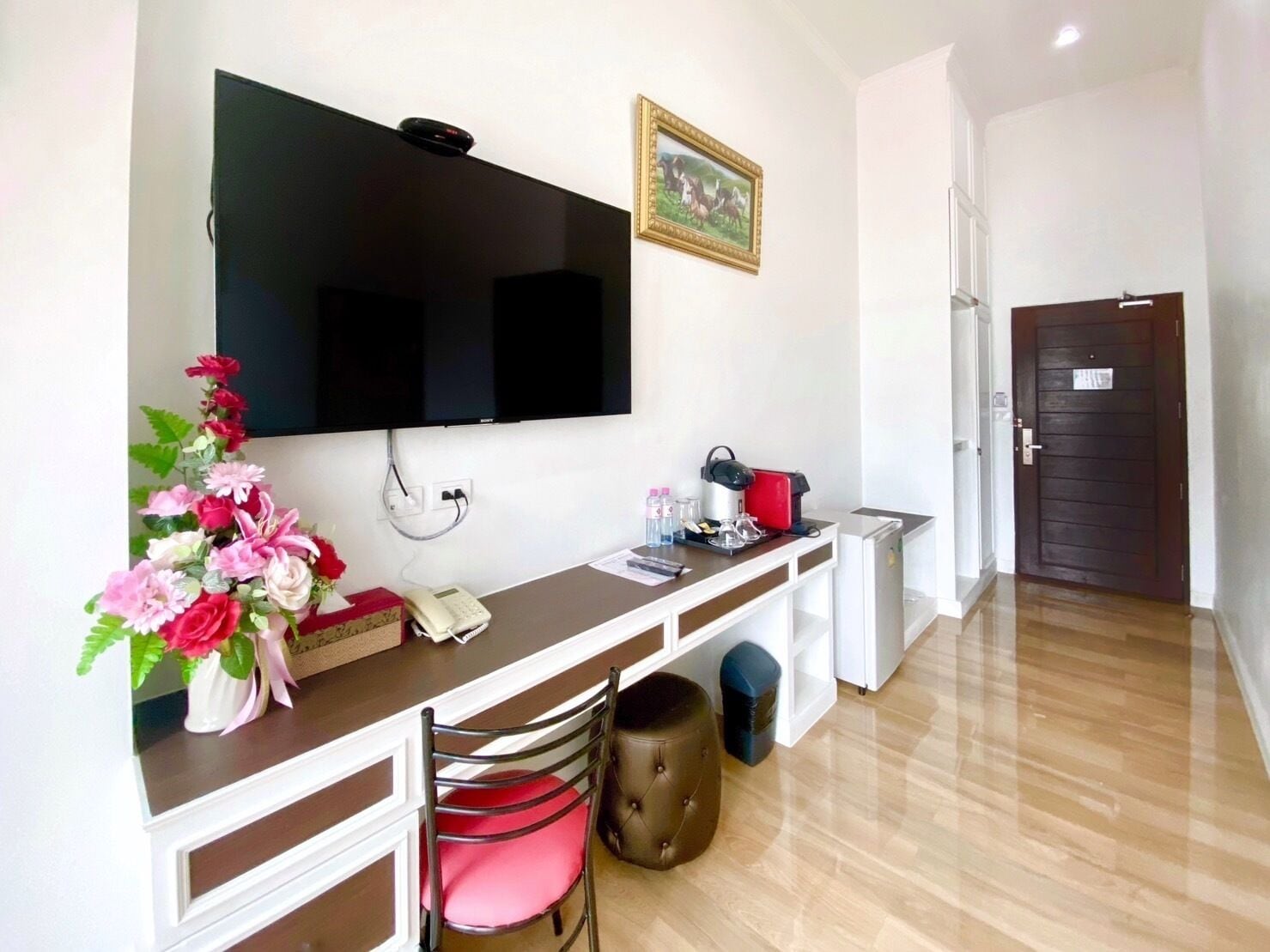 suite | living area | 32-inch led tv with digital channels, toys