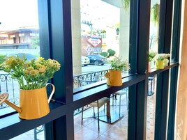 Σερβίρεται πρωινό και μεσημεριανό, με τοπική και διεθνής κουζίνα