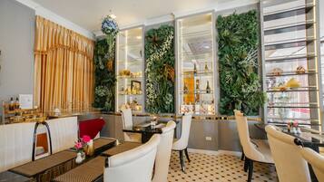 Frokost, lunsj og brunsj serveres, lokale og internasjonale retter