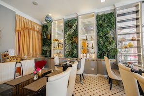 Breakfast, lunch, brunch served; local and international cuisine - Banbua Grand Udon (Udon Thani)