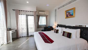 Deluxe Pool View Room | Hypo-allergenic bedding, in-room safe, individually decorated