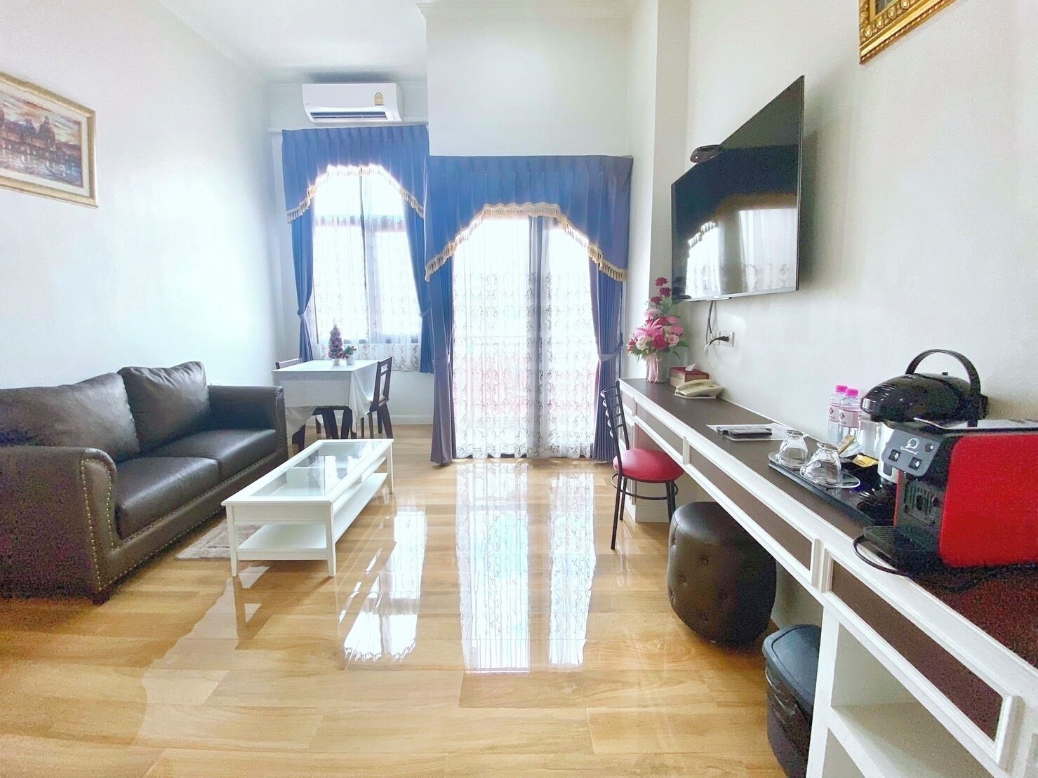 suite | living area | 32-inch led tv with digital channels, toys