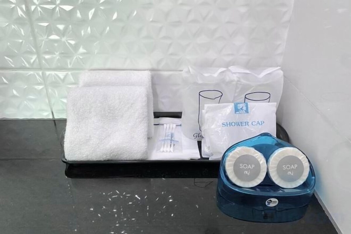 Gratis toiletartikelen, een haardroger, badjassen, pantoffels