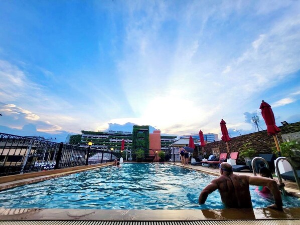 Outdoor pool, open 10:00 AM to 6:00 PM, pool umbrellas, sun loungers - Banbua Grand Udon (Udon Thani)