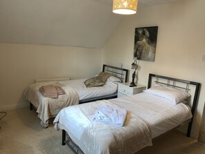 Habitación con 2 camas individuales | Decoración personalizada y muebles diferentes