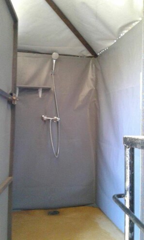 Douche, douche à « effet pluie », serviettes fournies