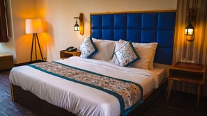 Ameublement personnalisé, bureau, rideaux occultants, Wi-Fi gratuit