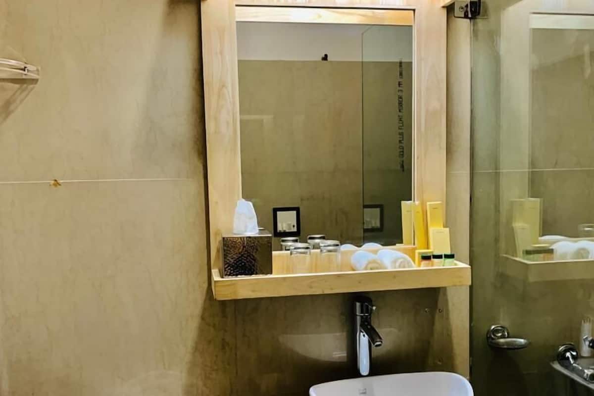 Deluxe Double Room | Bathroom | Shower, towels