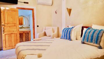 Down duvets, in-room safe, desk, blackout curtains