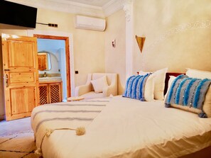 Down comforters, in-room safe, desk, blackout drapes - Riad Azra Marrakech (Marrakech)