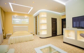 Klassieke suite | Een minibar, een bureau, verduisterende gordijnen, geluiddichte muren