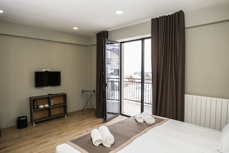 Family Room | Desk, soundproofing, iron/ironing board, free WiFi